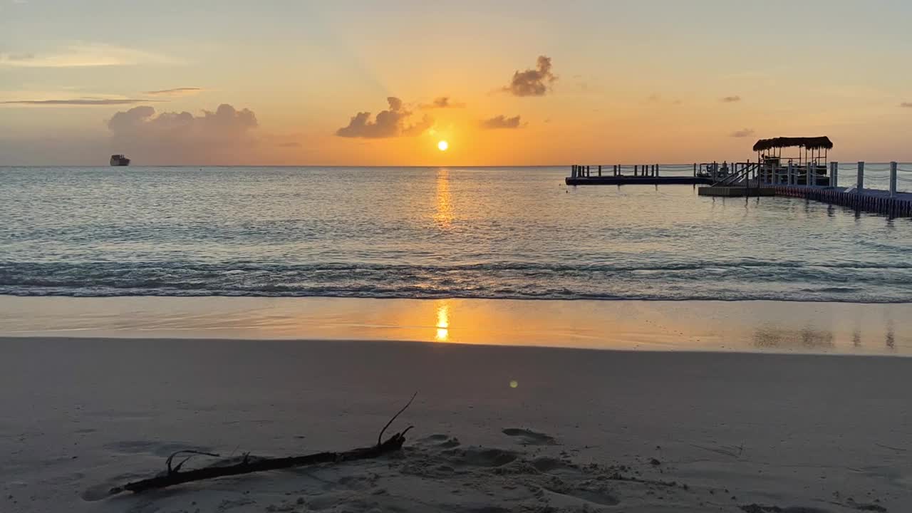 在黄金的一小时里，波浪和日落的时间流逝视频素材