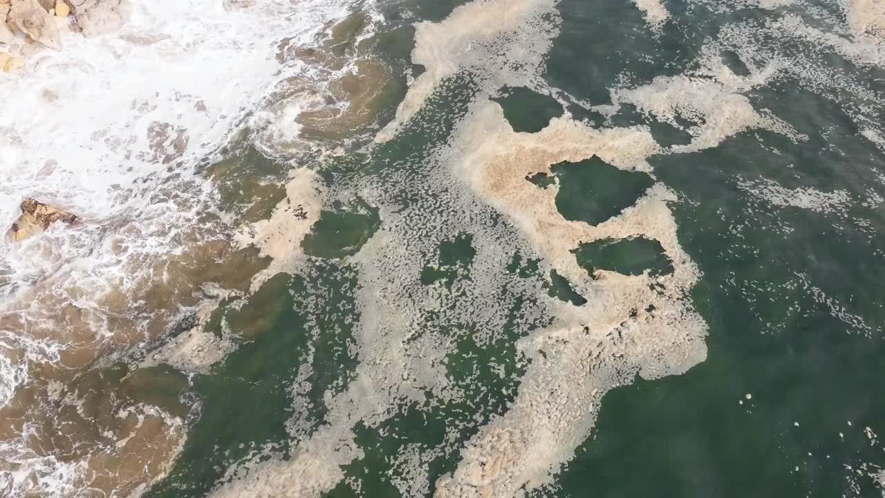 鸟瞰葡萄牙纳扎雷的岩石海滩，海浪汹涌。海洋的剪辑。视频素材