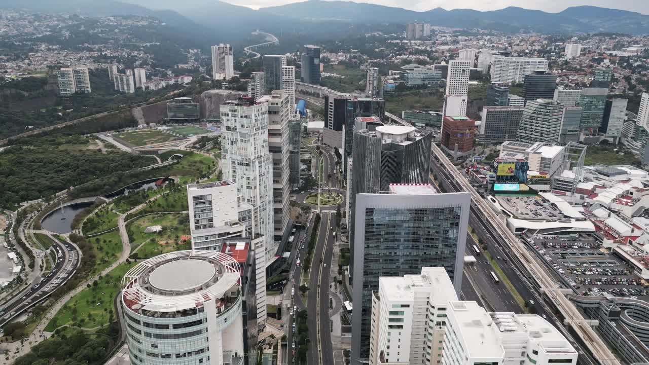 圣达菲鸟瞰图，墨西哥城繁荣的金融区视频素材