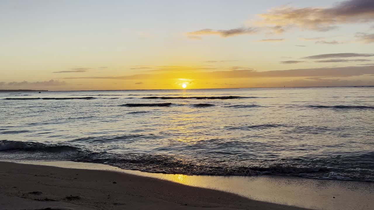 日落时海滩上的海浪，慢动作视频素材