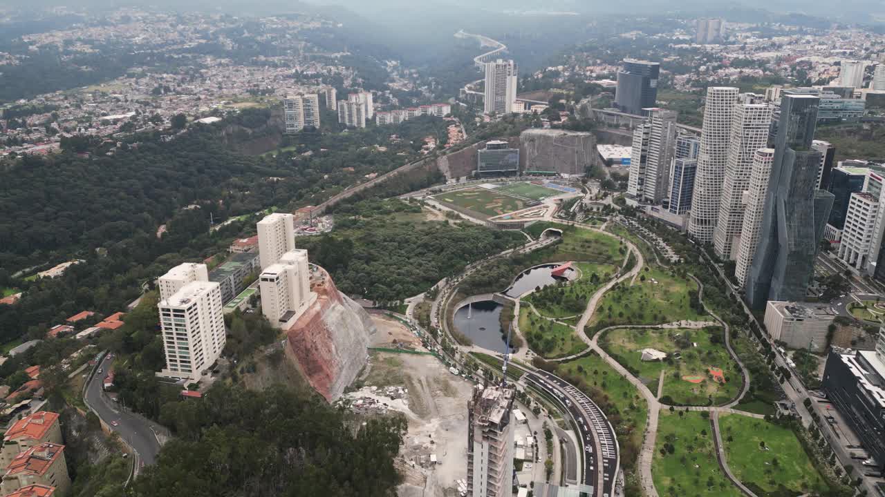 墨西哥城圣达菲商业区的公园和湖泊鸟瞰图视频素材