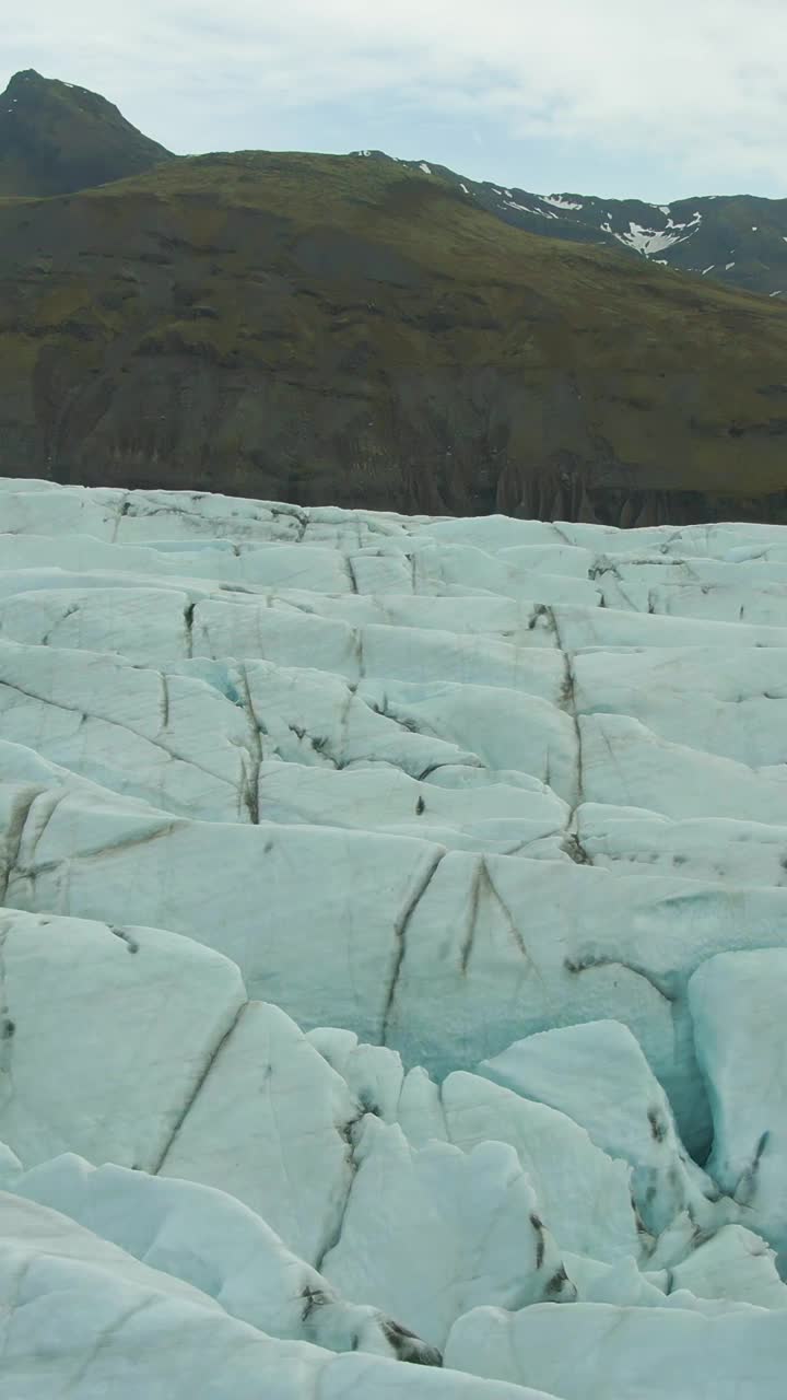 Svinafellsjokull冰川和山。冰岛。鸟瞰图。垂直视频视频素材