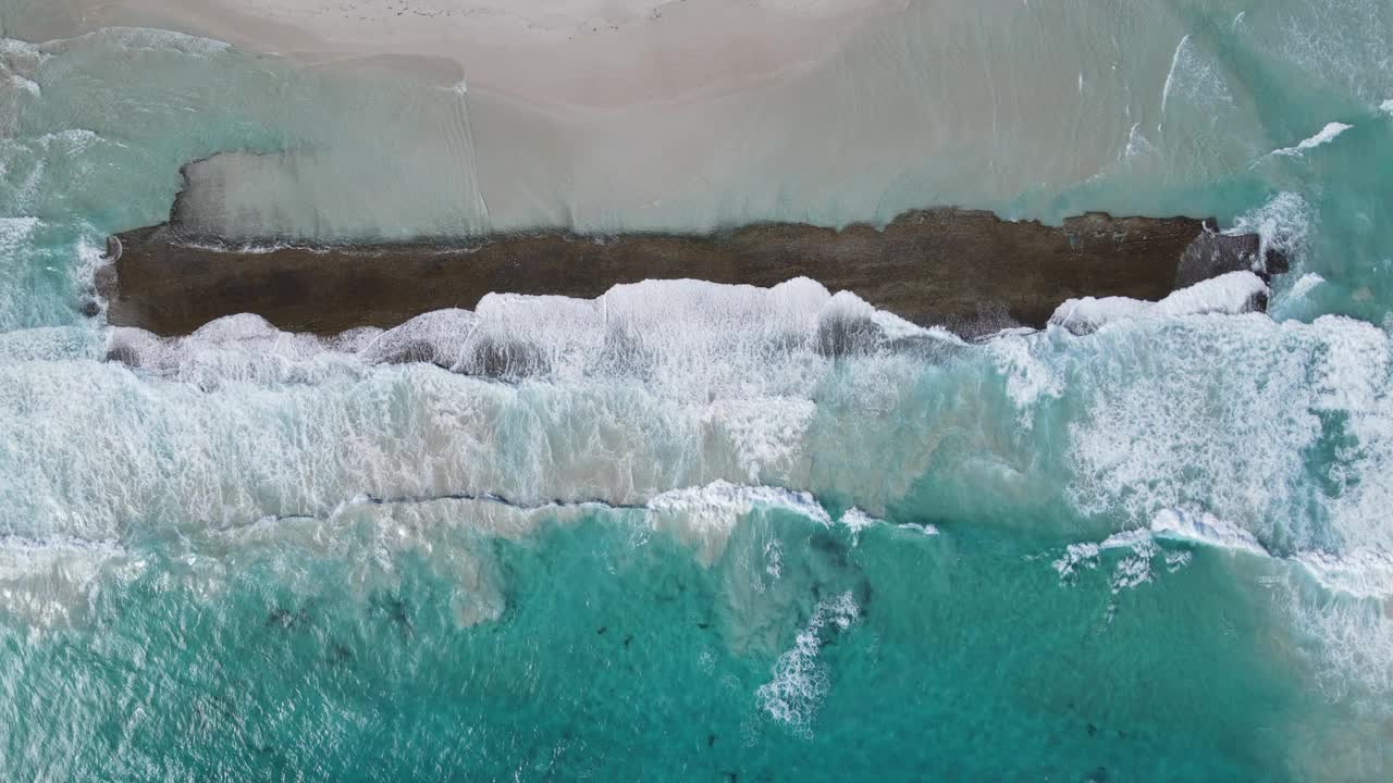 海浪有规律地拍打着海滩视频素材