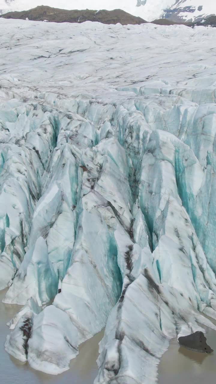 Svinafellsjokull冰川和火山灰。冰岛。鸟瞰图。垂直视频视频素材