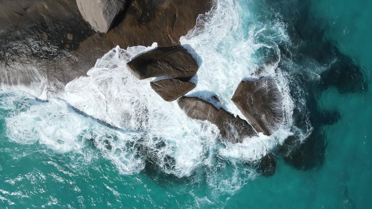 海浪有规律地拍打着海滩视频素材