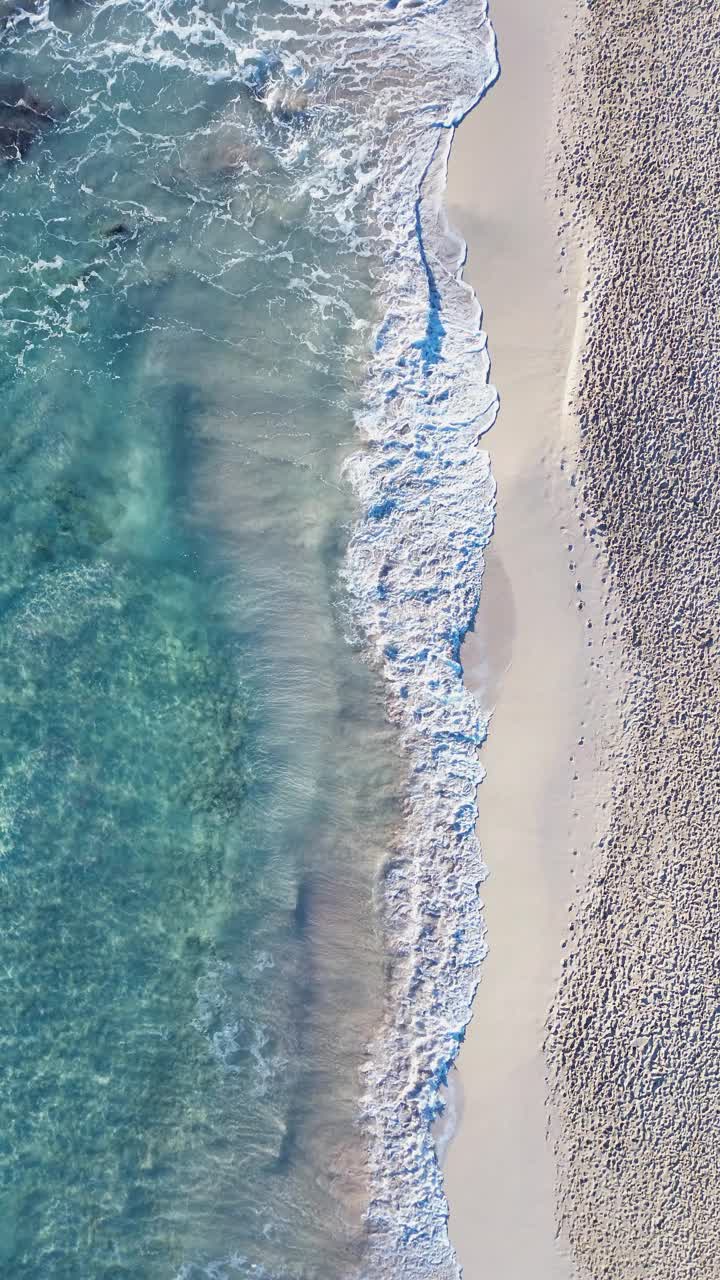 海滩岸边海浪航拍视频素材