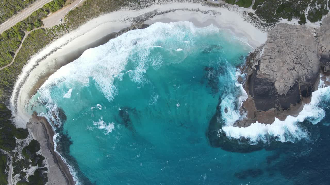 海浪有规律地拍打着海滩视频下载