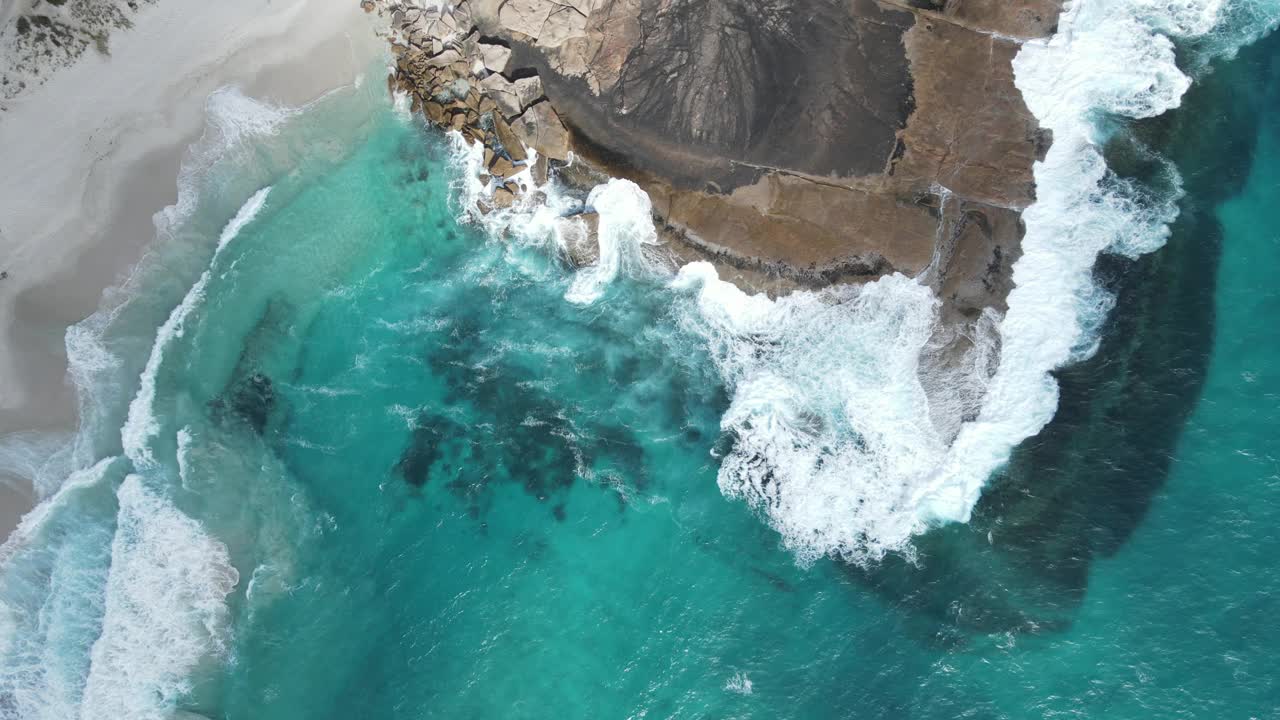 海浪有规律地拍打着海滩视频素材