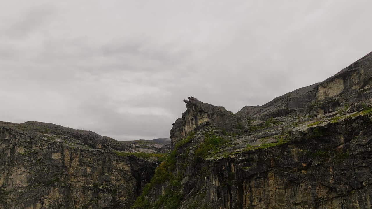 空中接近佳能岩层在戏剧性的高山景观视频素材