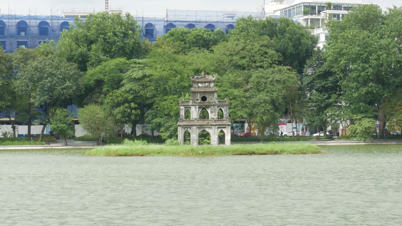 小建筑设计湖水流过。旅游景点河内视频素材