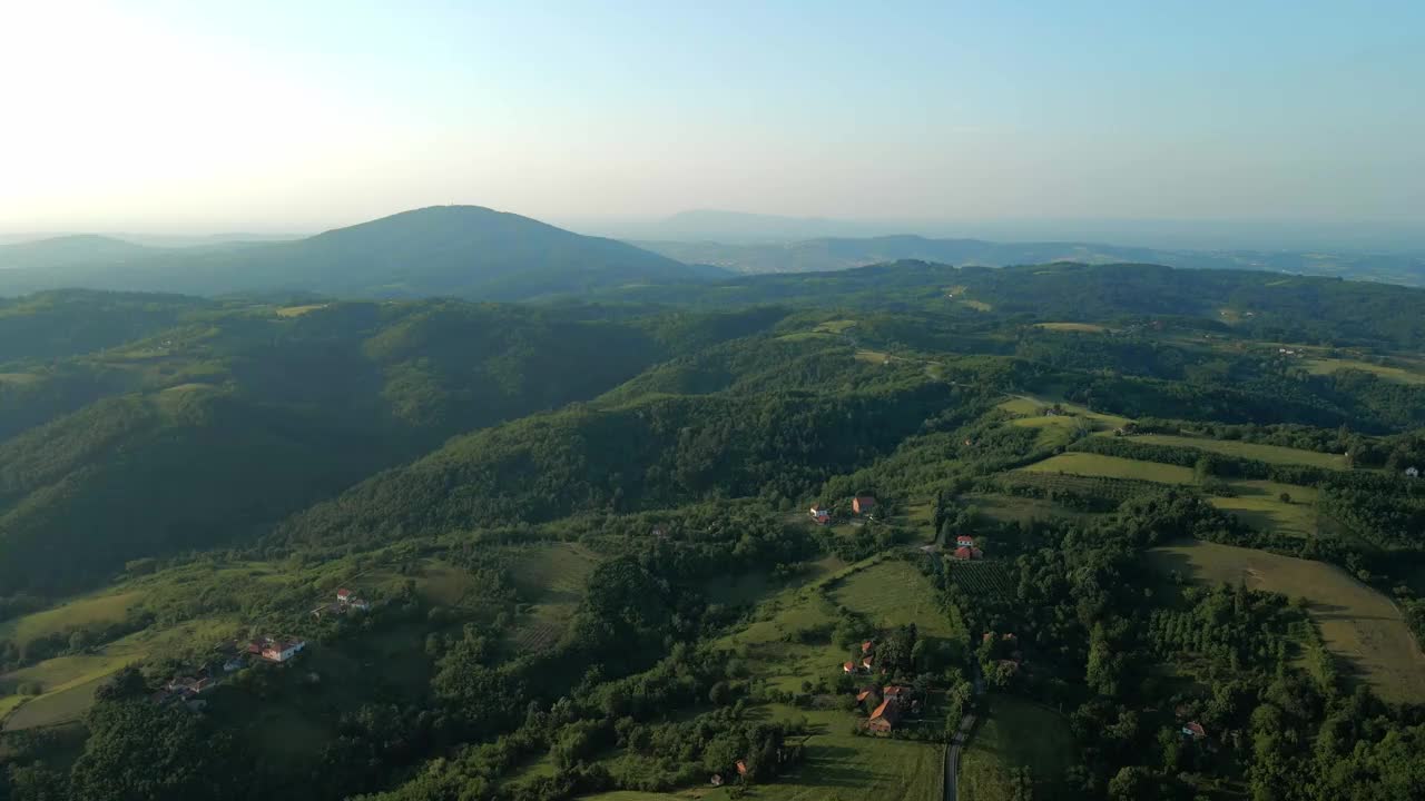 美丽的空中景观的耕地和山区的农村视频素材