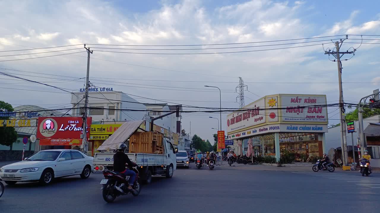 越南湄公河三角洲芹苴市中心的街景。视频素材