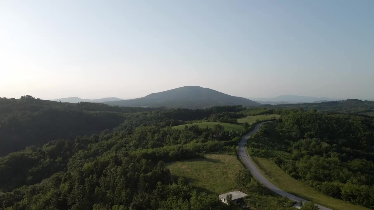 无人机在塞尔维亚布库尔贾山上的树林和草地上拍摄美丽的风景视频素材