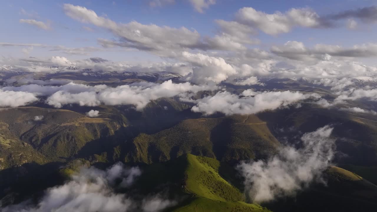 山区上空视差云的鸟瞰图。视频夏山背景视频素材