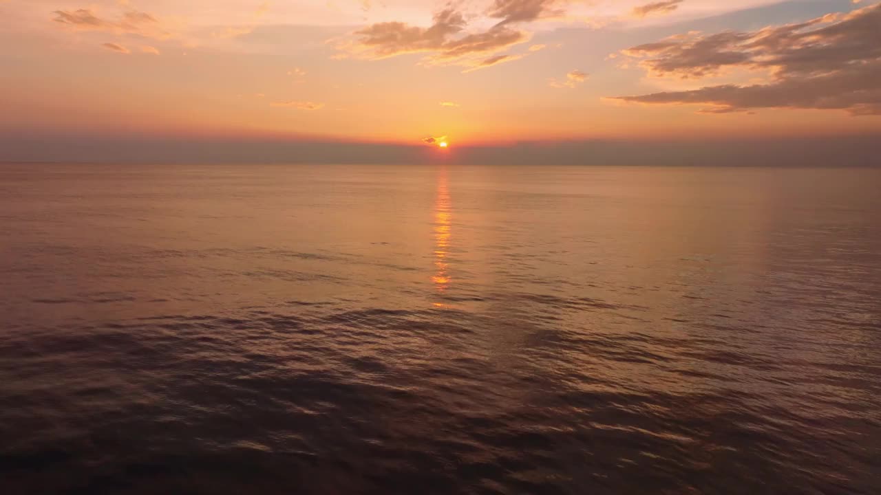 自然大海日落背景。热带海洋日落或日出海上视频4K，彩色天空视频素材