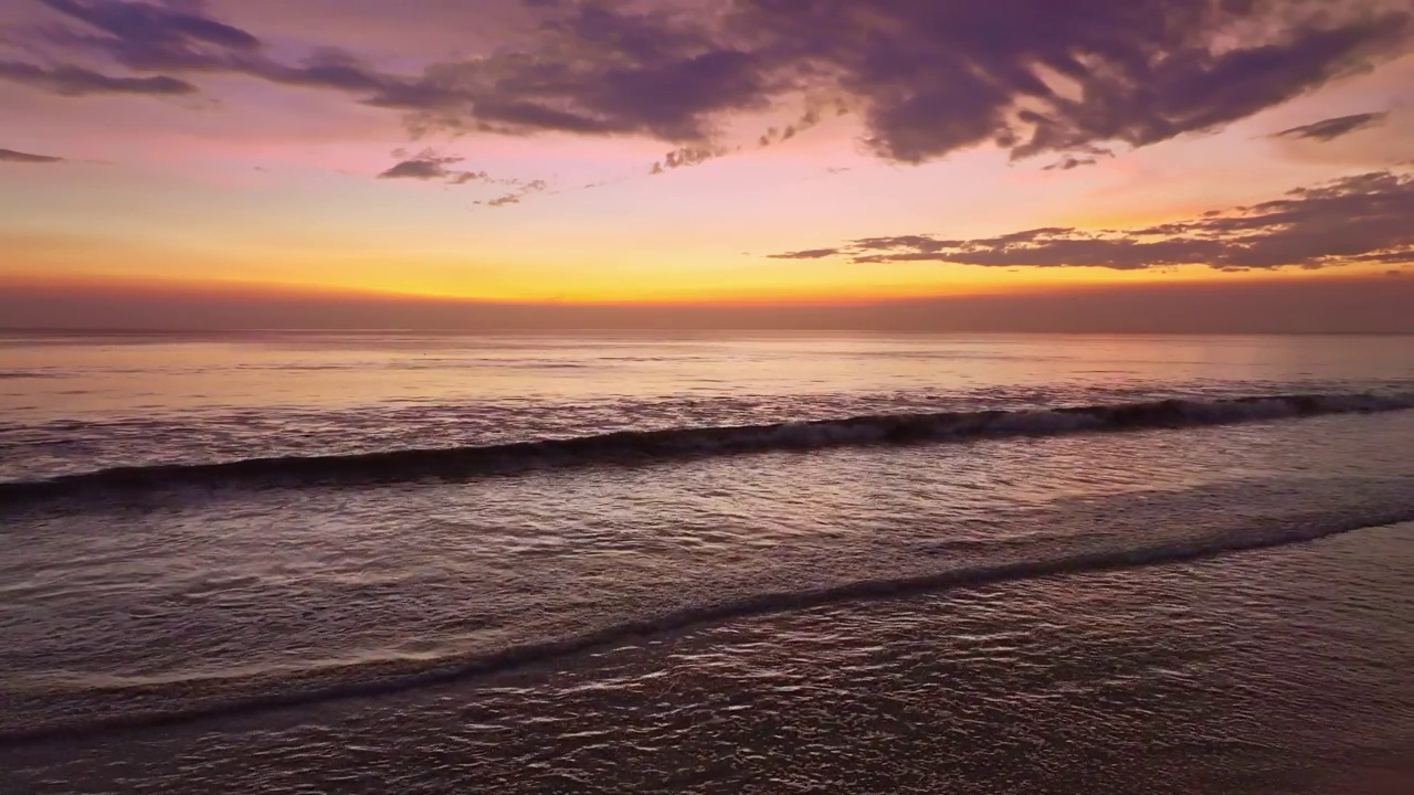 自然大海日落背景。热带海洋日落或日出海上视频4K，彩色天空视频素材