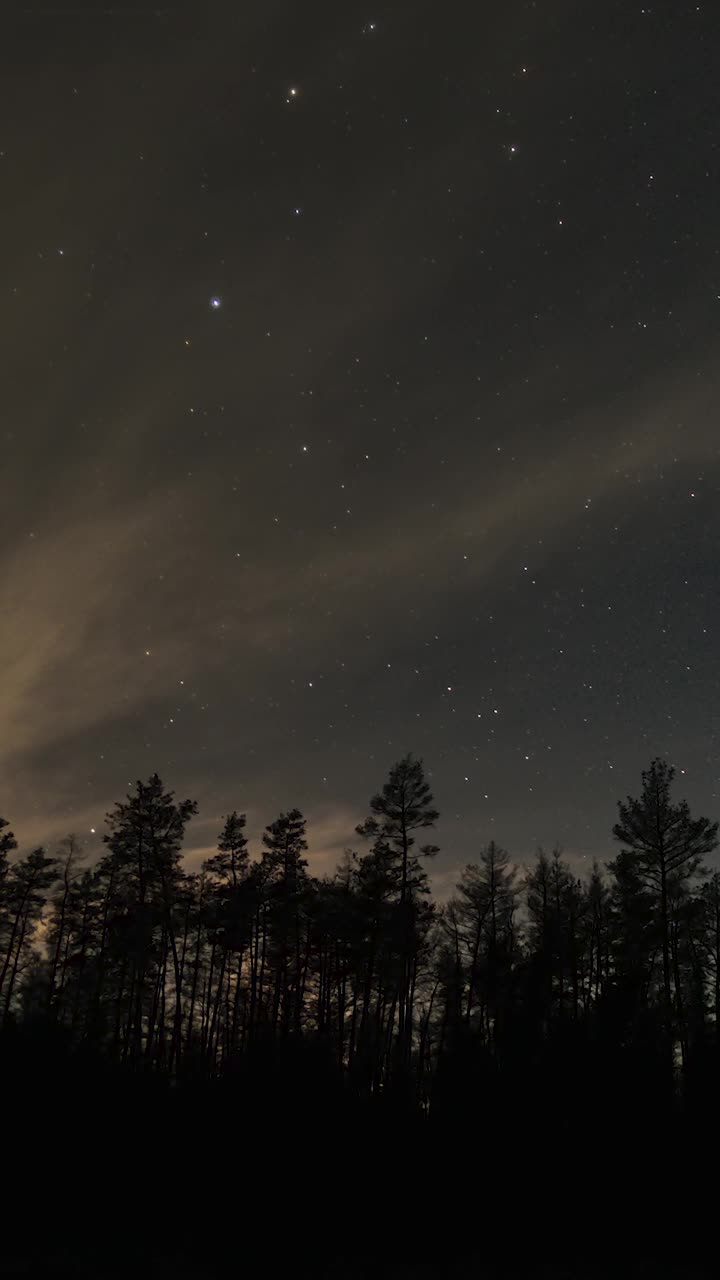 夜空中移动的星星和云的时间流逝视频素材