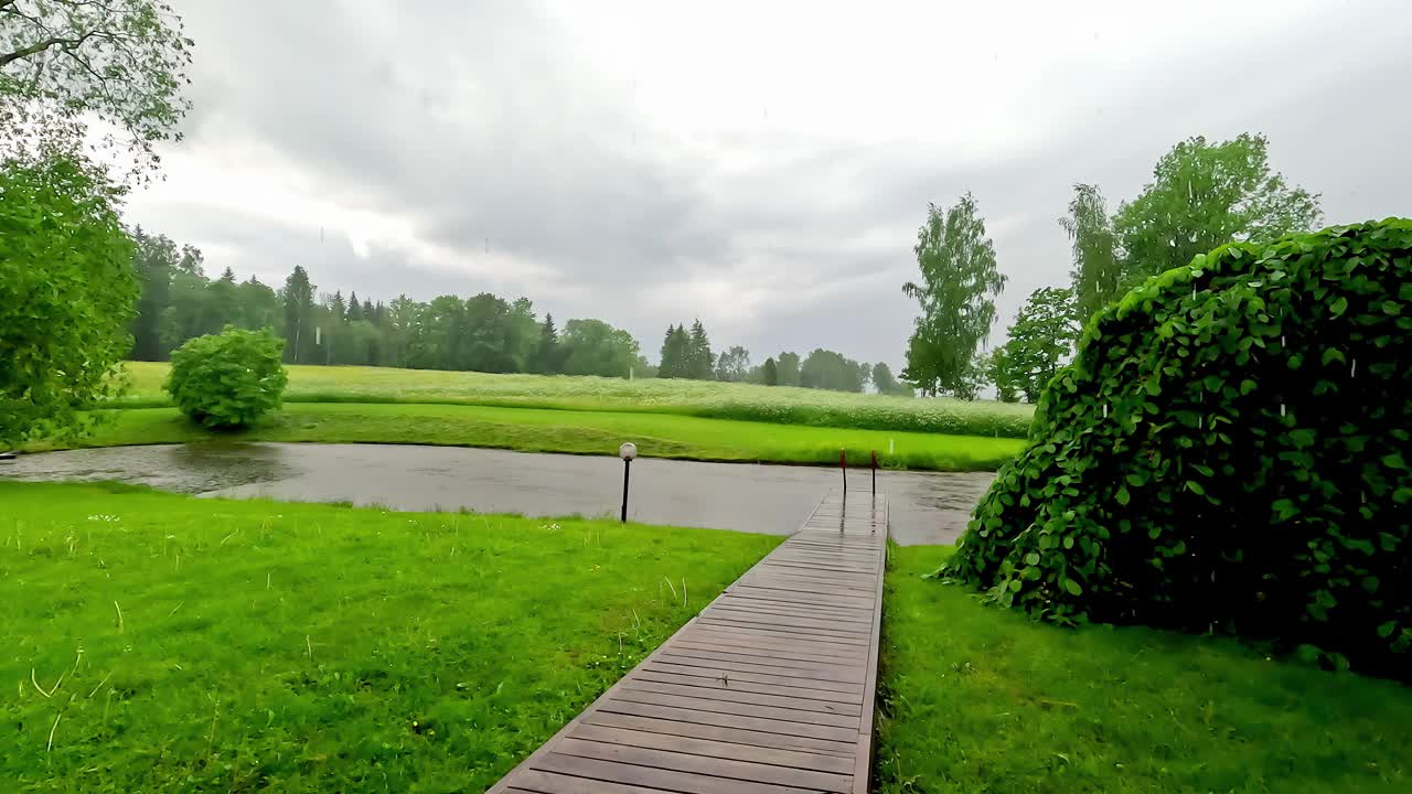 大雨在乡村的乡村景观与路径，静态视图视频素材