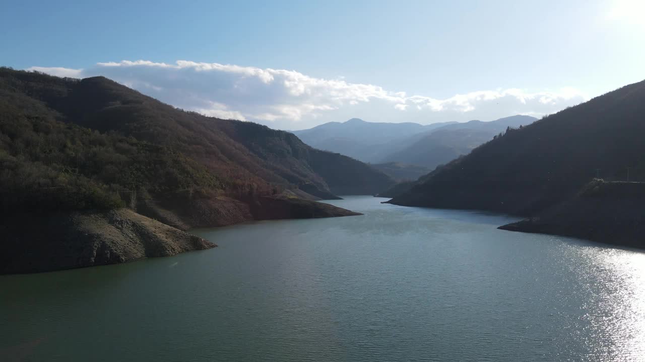 空中湖泊和山脉视频素材