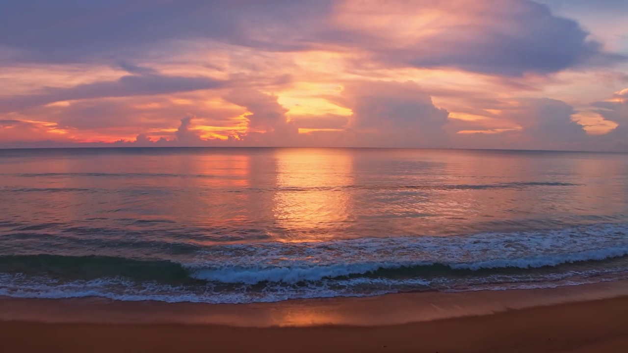 自然大海日落背景。热带海洋日落或日出海上视频4K，彩色天空视频素材