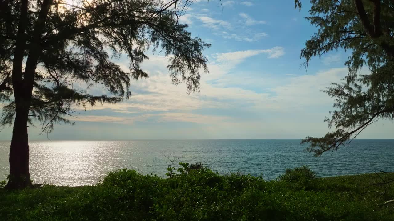 自然大海日落背景。热带海洋日落或日出海上视频4K，彩色天空视频素材