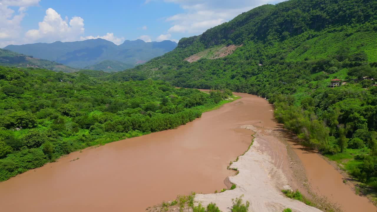 空中冒险:无人机视频沿着风景如画的里约奥米特兰旅行视频素材