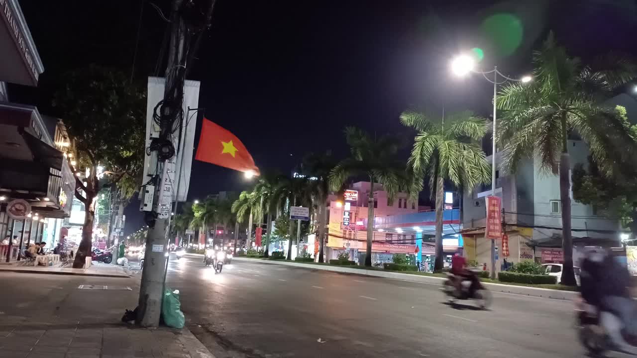 傍晚，越南湄公河三角洲芹苴市中心的街景。视频素材