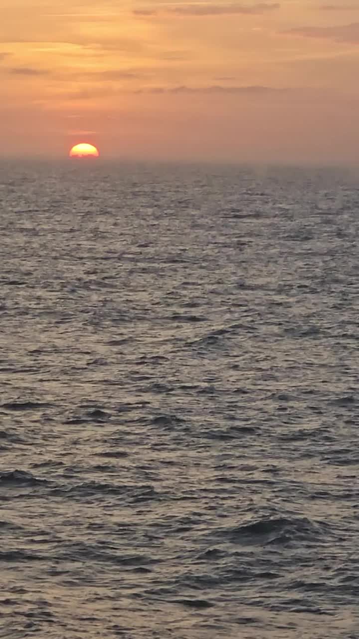 海洋天空和地平线-日落时的大海视频下载