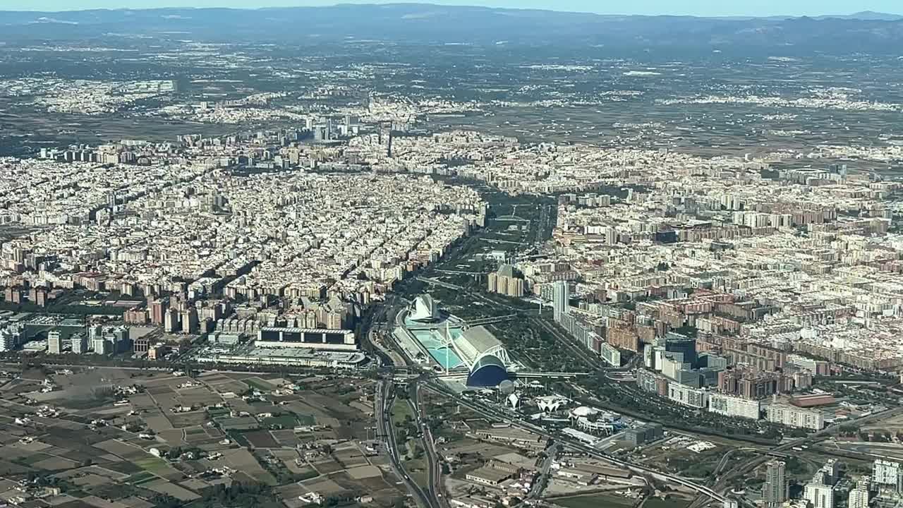 从抵达机场的喷气式飞机驾驶舱拍摄的瓦伦西亚市中心和科学城的鸟瞰图。2000米高。阳光灿烂的一天。视频素材