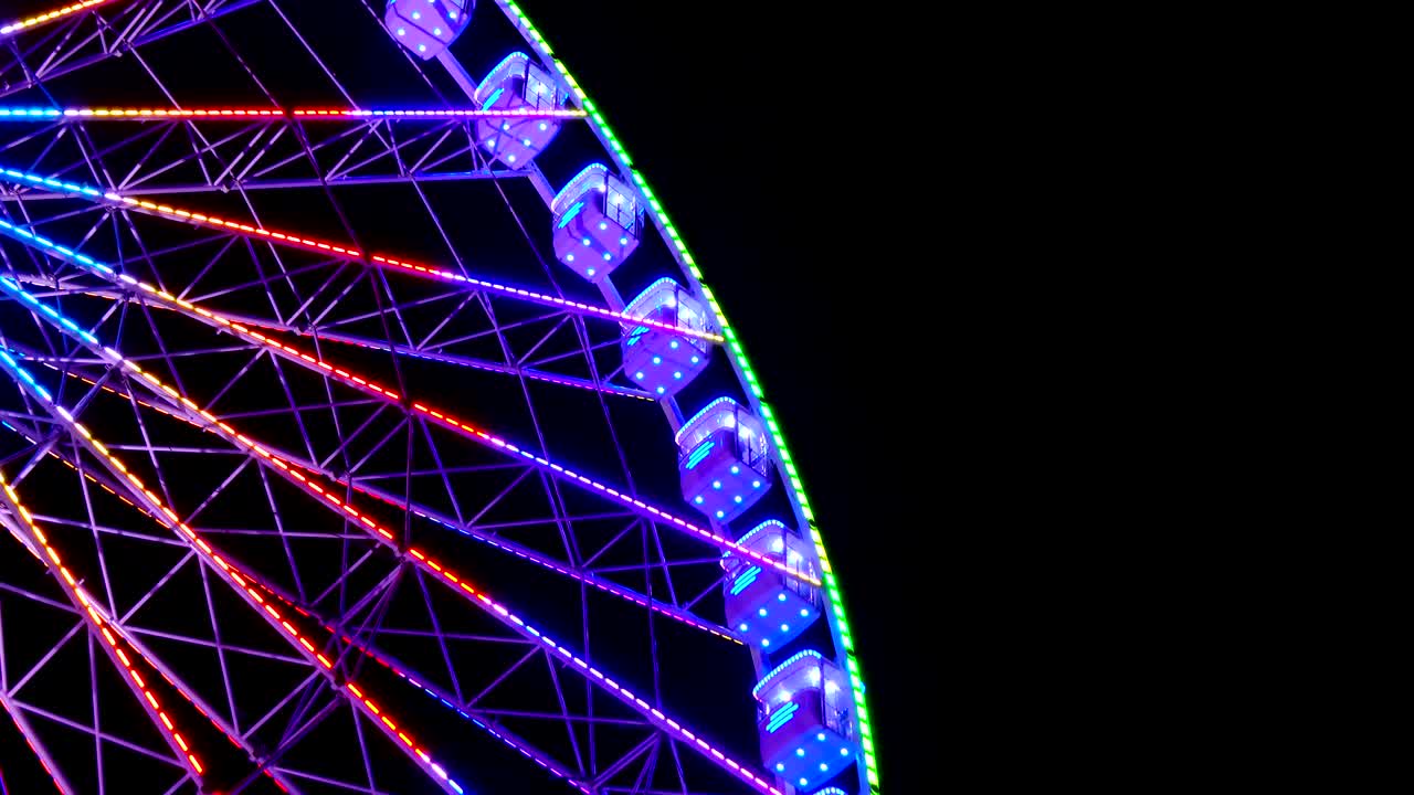 大照明彩色旋转摩天轮夜空背景4K。视频素材