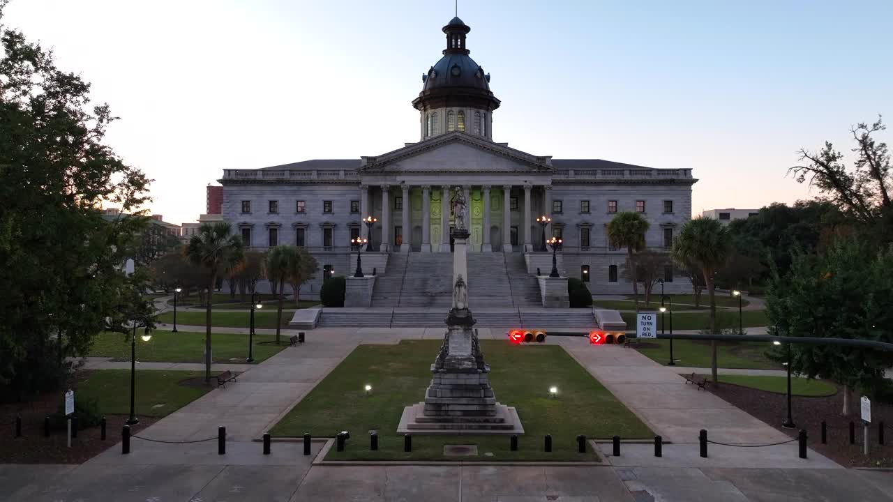 黎明时分的南卡罗来纳州议会大厦。南卡罗来纳州哥伦比亚市中心的大型国会大厦的电影空中上升镜头。视频素材