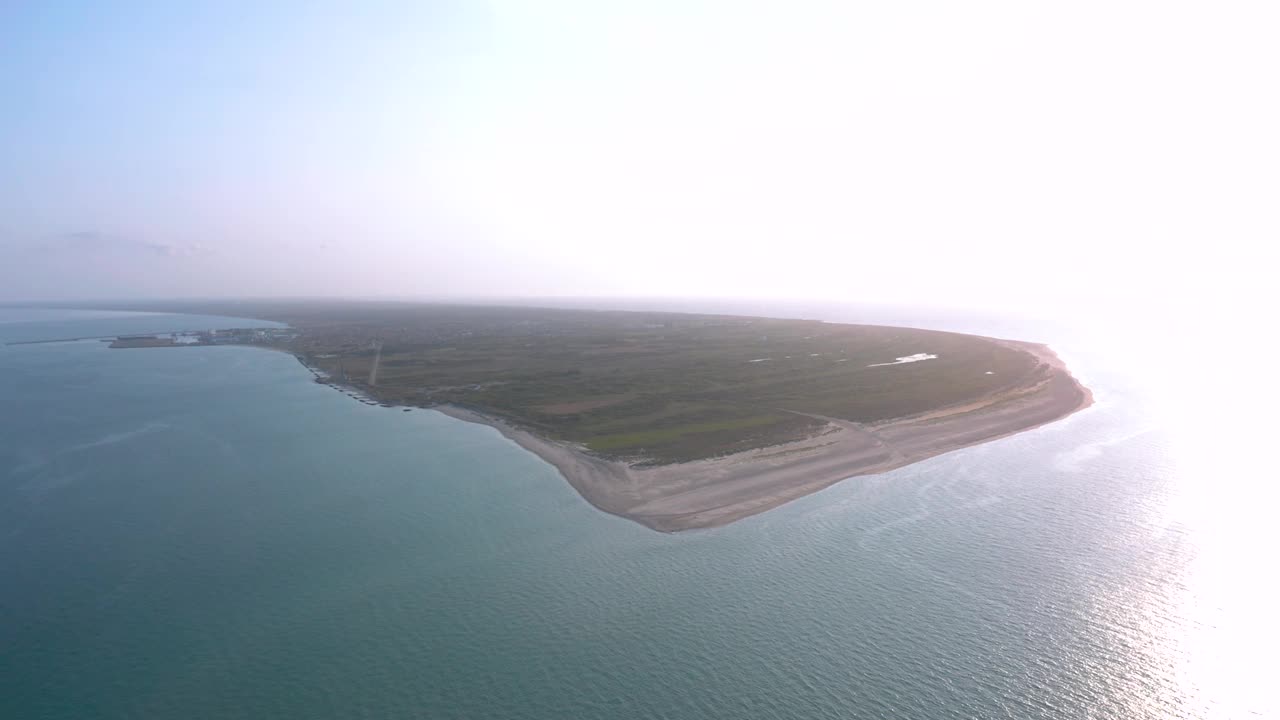 空中景观全景斯卡根奥德半岛和格林-北和波罗的海(斯卡格拉克和卡特加特)的交汇点。北日德兰，北日德兰，丹麦视频下载