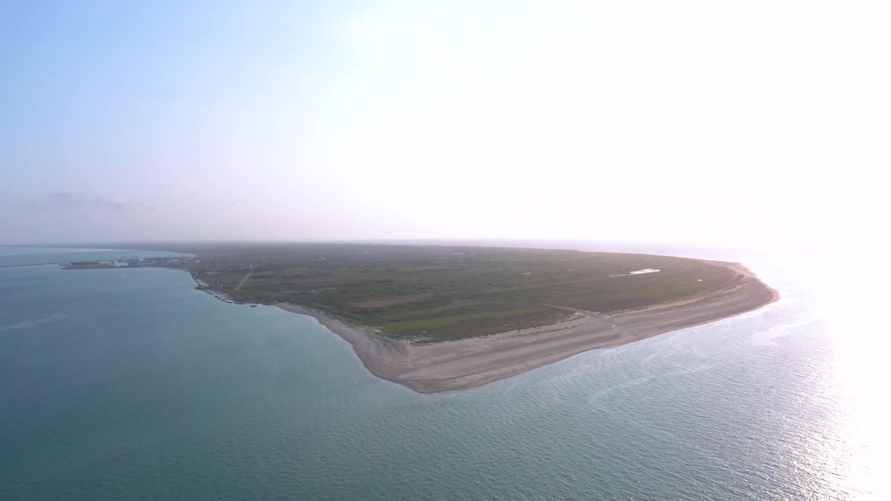 空中景观全景斯卡根奥德半岛和格林-北和波罗的海(斯卡格拉克和卡特加特)的交汇点。北日德兰，北日德兰，丹麦视频素材