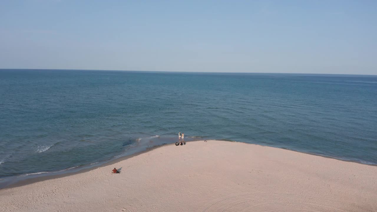 空中景观全景斯卡根奥德半岛和格林-北和波罗的海(斯卡格拉克和卡特加特)的交汇点。北日德兰，北日德兰，丹麦视频素材