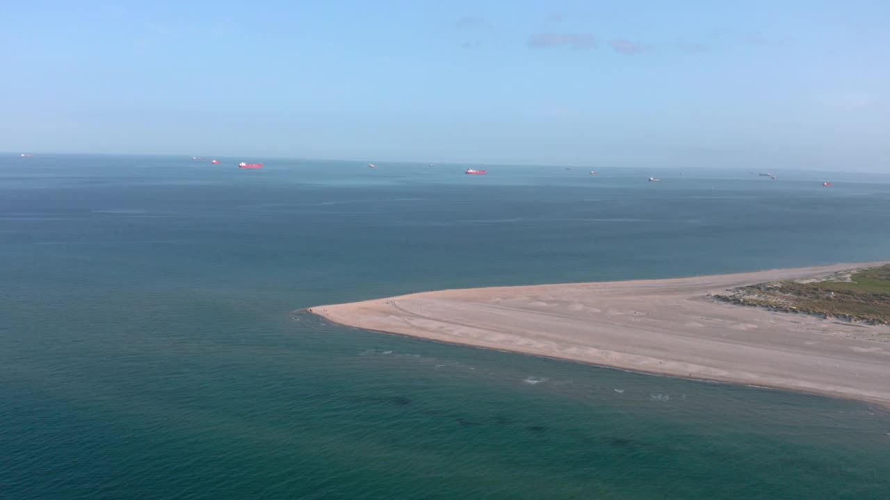 空中景观全景斯卡根奥德半岛和格林-北和波罗的海(斯卡格拉克和卡特加特)的交汇点。北日德兰，北日德兰，丹麦视频素材