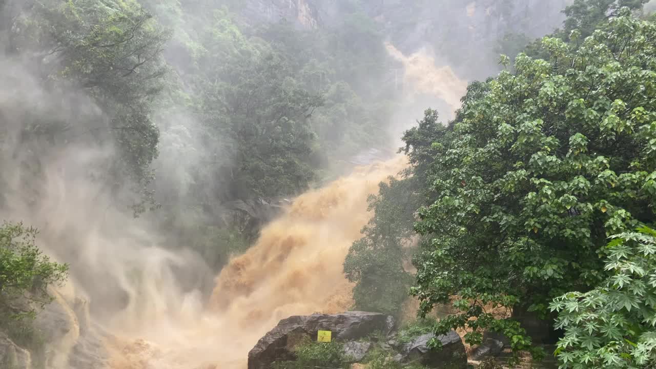 手持拍摄的拉瓦纳瀑布高流量后，大雨淹没了泥泞的水在斯里兰卡埃拉视频素材