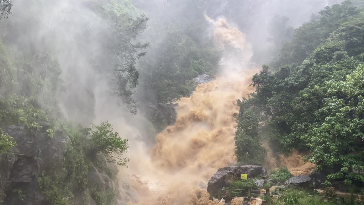 手持拍摄的拉瓦纳瀑布高流量后，大雨淹没了泥泞的水在斯里兰卡埃拉视频素材