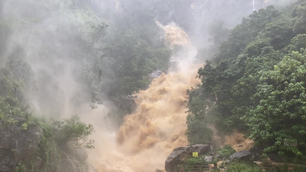 手持拍摄的拉瓦纳瀑布高流量后，大雨淹没了泥泞的水在斯里兰卡埃拉视频素材