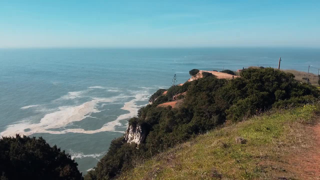 无人机向前拍摄的葡萄牙海岸视频素材