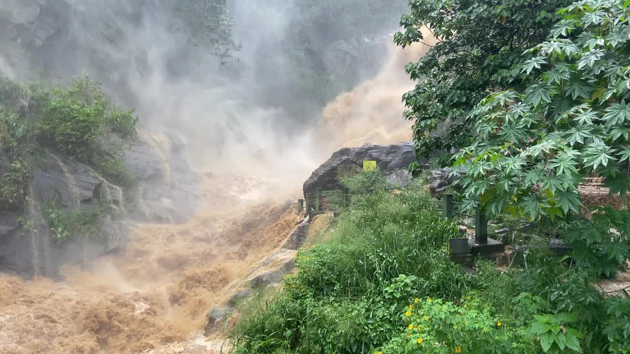 手持拍摄的拉瓦纳瀑布高流量后，大雨淹没了泥泞的水在斯里兰卡埃拉视频素材