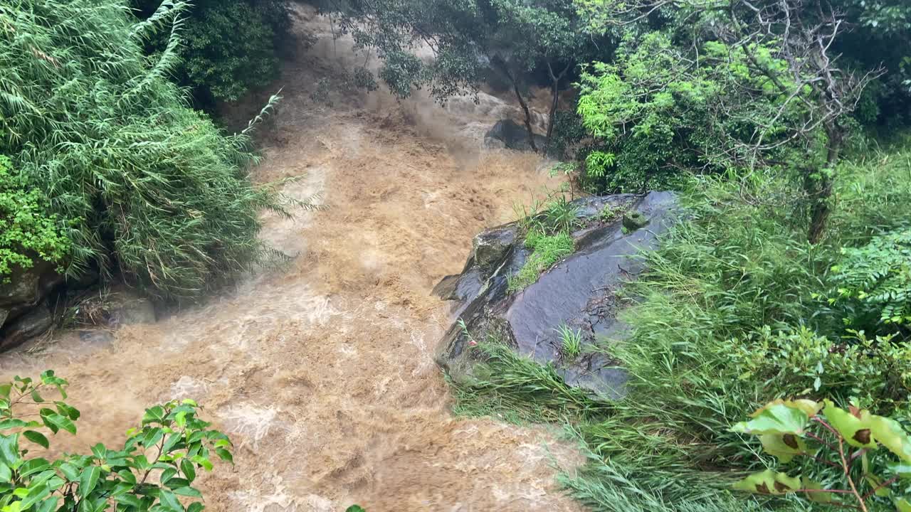 手持拍摄的拉瓦纳瀑布高流量后，大雨淹没了泥泞的水在斯里兰卡埃拉视频素材