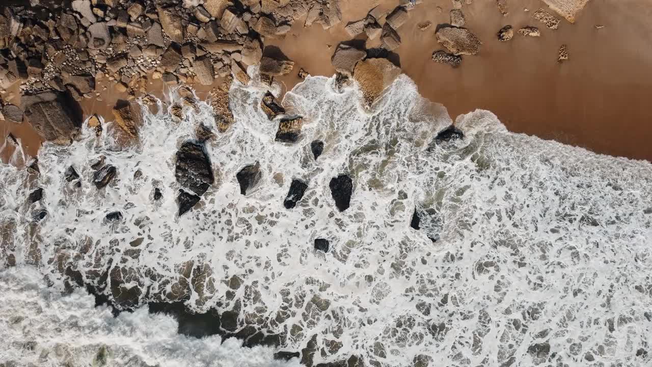 葡萄牙纳扎雷的岩石海滩，海浪汹涌。海洋的剪辑。视频素材