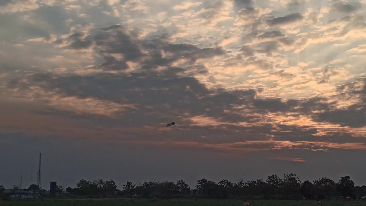 日落和多云的天空视频素材