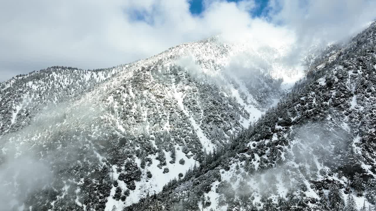 洛杉矶附近积雪覆盖的山脉航拍图视频素材