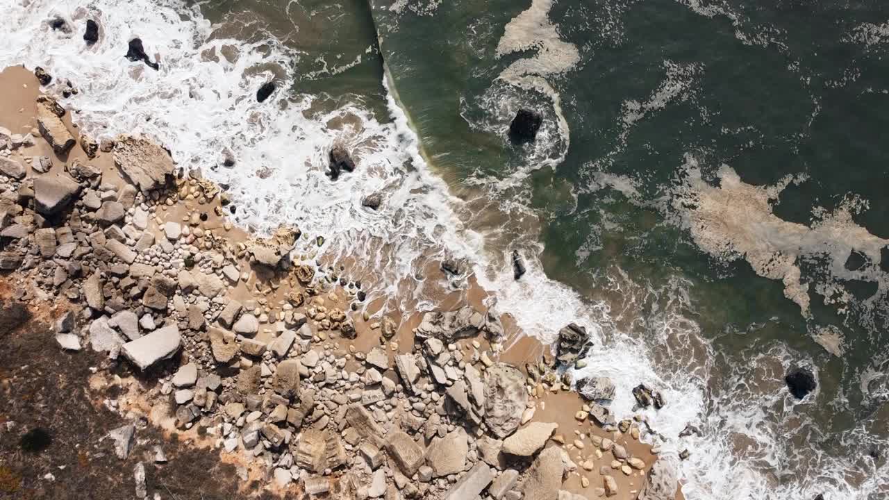 海浪沿着葡萄牙纳扎雷的岩石海岸线撞击，在这里，海洋的强大力量与广阔的岩石海岸汇合。以惊人的4K拍摄。视频素材