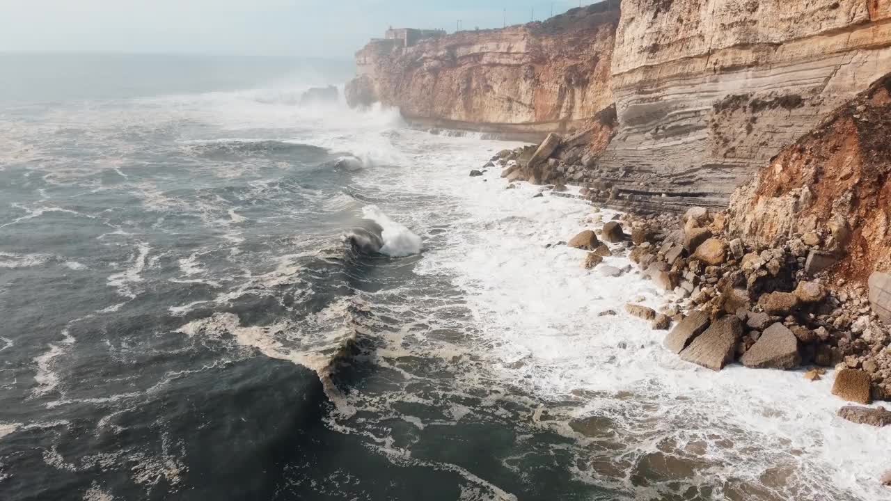 葡萄牙纳扎雷的岩石海滩和海浪的航拍。海洋的剪辑。视频素材