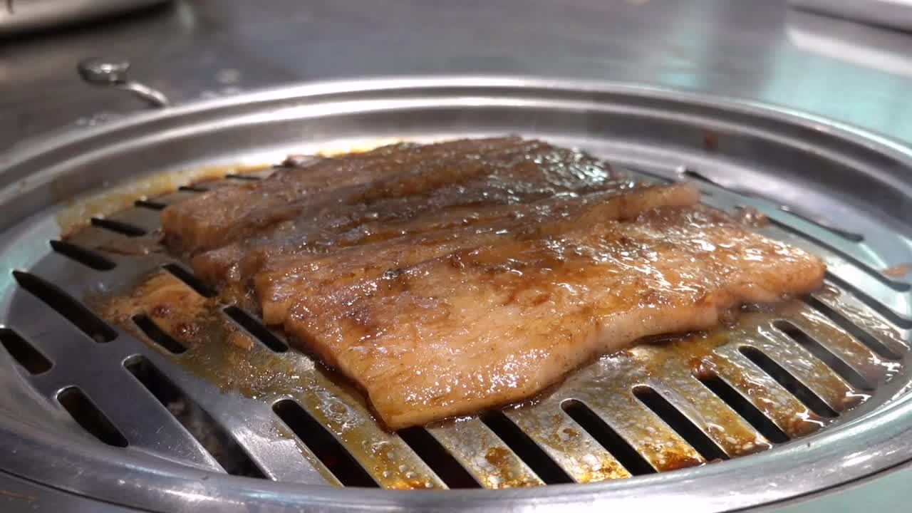 生牛肉和猪肉片放在烤架上烧烤视频下载