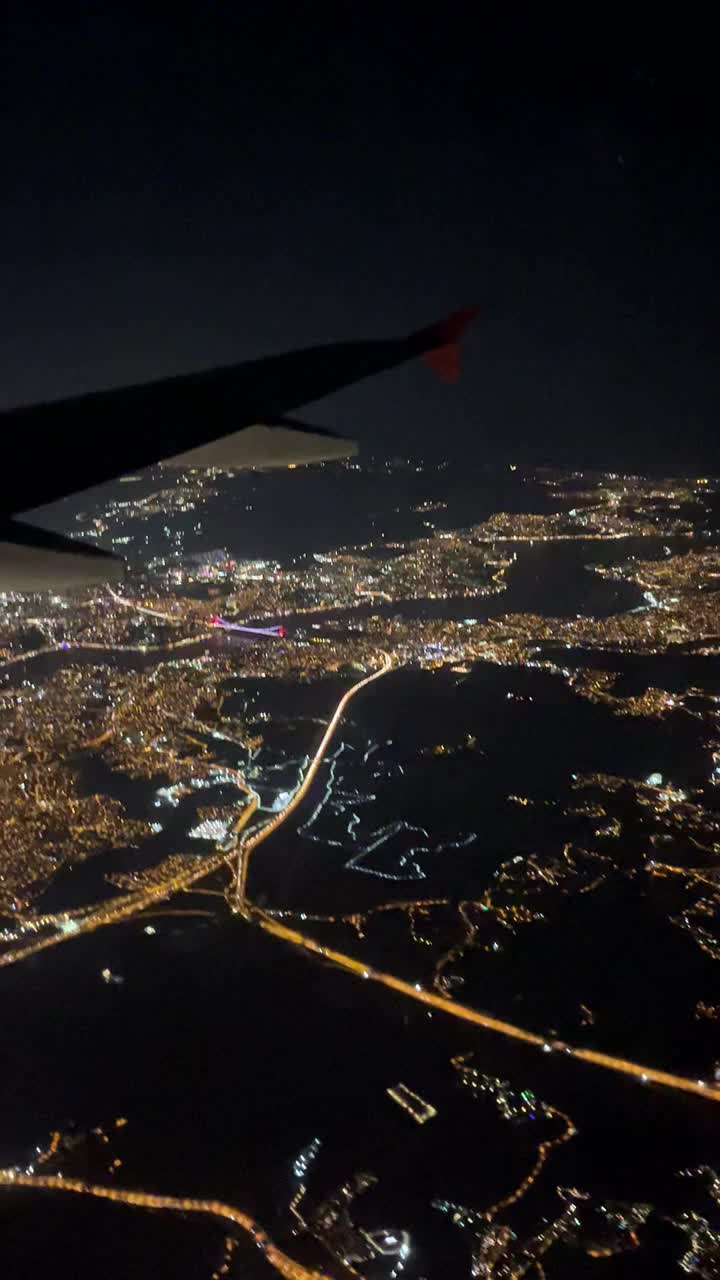 飞机窗外的夜景。视频素材