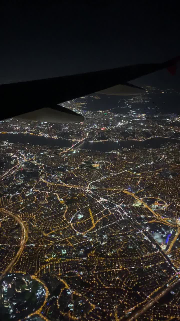 飞机窗外的夜景。视频素材