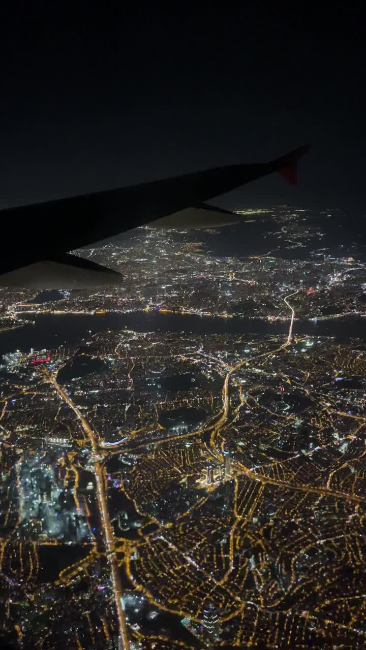 飞机窗外的夜景。视频素材